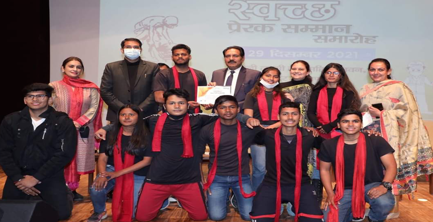 Paigam Theatre Group receiving Swachh Prerak Samman
